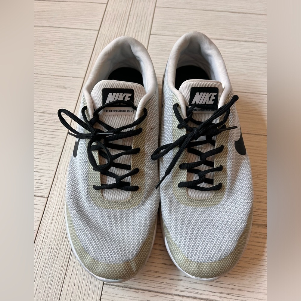 Nike Flex Mens 12W white w/ black running shoe. Lace up. Sneaker. Athletic.
